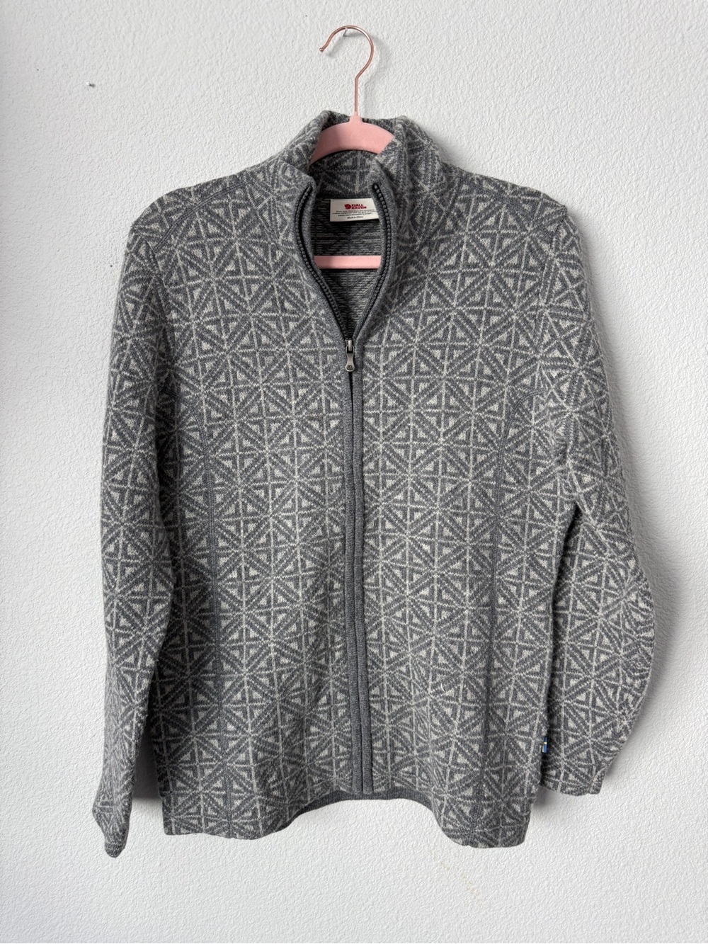Fjällräven Women's Medium Övik Frost Cardigan in grey.